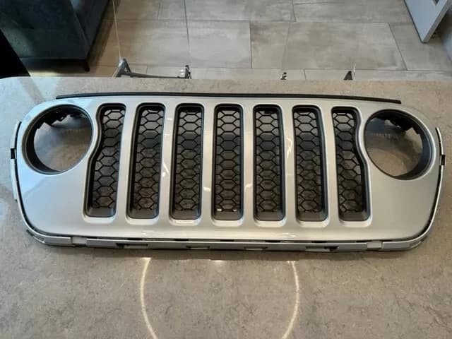 OEM Jeep Wrangler JL / Gladiator JT Rubicon Front Grille – Silver (2018–2023)